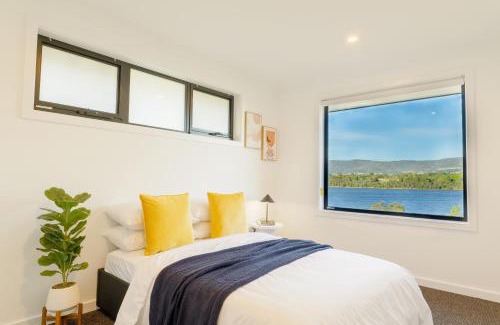 Austins Ferry House | Hobart Luxury Waterfront Retreat 4BR Award-Winning Stay