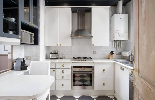 Dreta de l'Eixample Apartment | HoHomes Centric Entire Barcelonian Flat