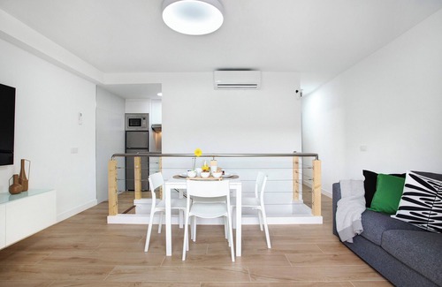 Caleta de Fuste Apartment | Holiday Apartment 'Liomor Luxury' with Shared Pool, Wi-Fi and Air Conditioning