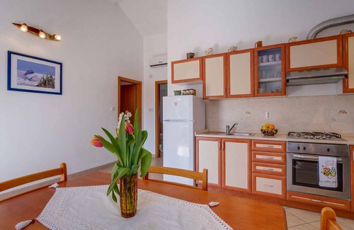 Sveti Jakov Apartment | Holiday apartment air conditioning and Internet in a quiet location
