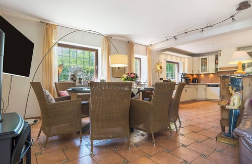 Elten Apartment | Holiday Apartment "Auf dem Eltenberg" with Private Garden, 4 Bathrooms & Wi-Fi