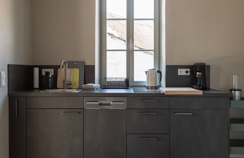 Grossostheim Apartment | Holiday Apartment 'Eckhaus - Fireplace' with Shared Area (Courtyard) and Wi-Fi