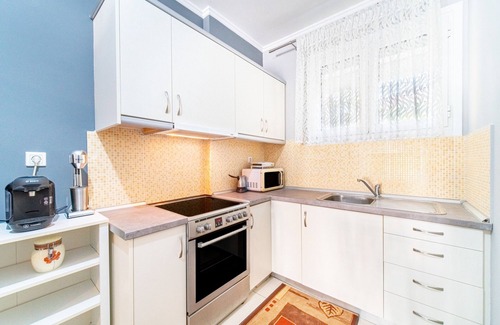 Alepou Apartment | Holiday Apartment "Grey House" with Balcony, A/C & Wi-Fi