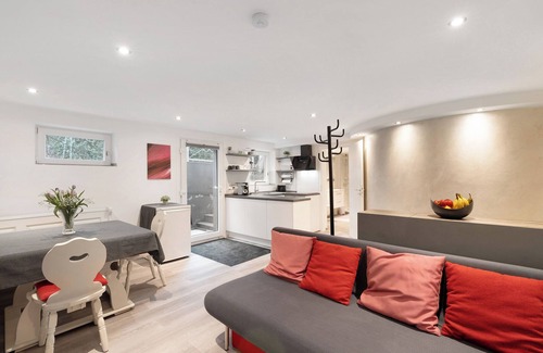 Otigheim Apartment | Holiday Apartment 'High-Quality Holiday Apartment Ötigheim' with Shared Garden, Wi-Fi and Air Conditioning