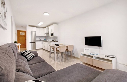 El Medano Apartment | Holiday Apartment 'La Perla D22 By Médano Rentals' with Shared Pool, Balcony and Wi-Fi