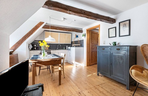 Norddeich Apartment | Holiday Apartment 'Reetdachhof Familie Dührsen' with Shared Terrace, Shared Garden and Wi-Fi