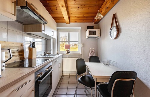 Schobull Apartment | Holiday Apartment "Schipp Landen Frida" with Shared Garden & Wi-Fi