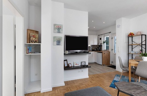 Wesselburen Apartment | Holiday Apartment 'Tu Huus' with Private Garden and Wi-Fi