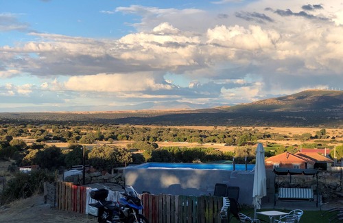 Gallegos de San Vicente House | Holiday Home 'Cincosombreros' with Mountain View, Private Pool and Wi-Fi