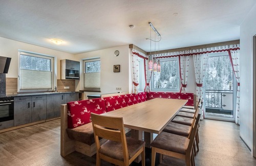 Sankt Johann im Pongau Apartment | Holiday flat 'Apartment Berger' with mountain view, communal garden and WLAN