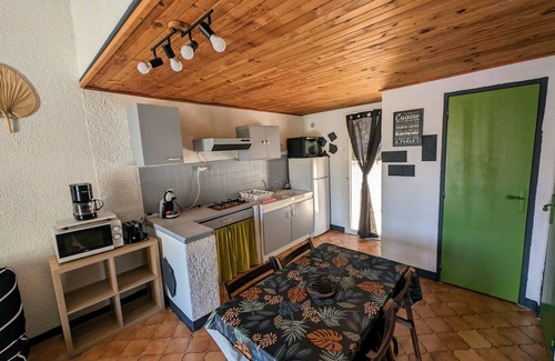 Roquefort-des-Corbieres House | Holiday Home 'La Capelle 4 Personnes 349' with Shared Pool, Wi-Fi and Air Conditioning