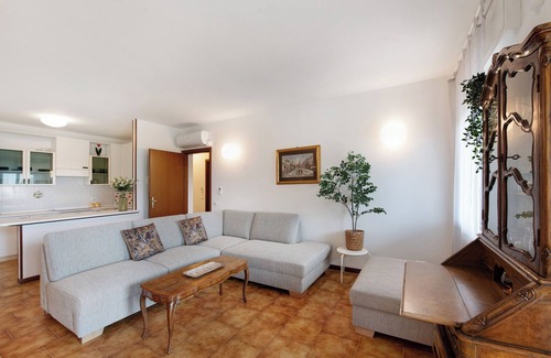 Portese House | Holiday Home 'Villa Angioletta' with Lake View, Wi-Fi and Air Conditioning