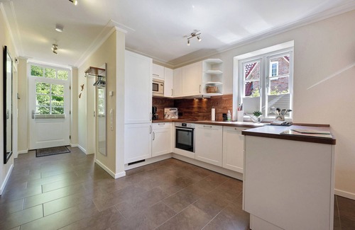 St. Peter-Ording House | Holiday Home 'Huus Alex' with Private Terrace, Private Garden and Wi-Fi