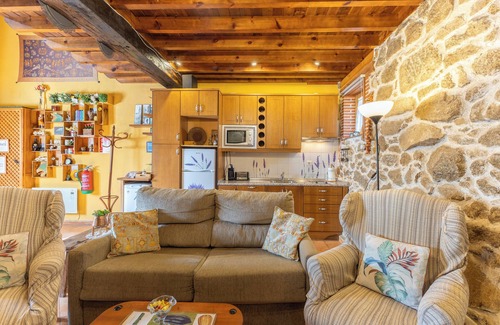 Bonilla de la Sierra House | Holiday Home 'El Mirador Del Gato 1' with Mountain View, Shared Pool and Wi-Fi