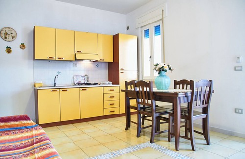 Marina di Mancaversa House | Holiday Home 'La Perla - Topazio' with Private Garden and Air Conditioning