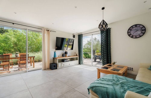 Langrolay-sur-Rance House | Holiday Home 'L'Escapade Du Bord De Rance' with Terrace, Garden and Wi-Fi