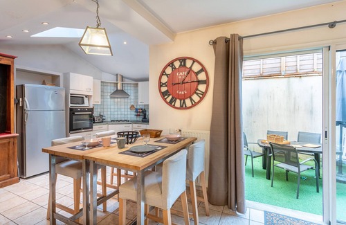 Les Sables d'Olonne House | Holiday Home 'Les Dunes' with Private Terrace and Wi-Fi