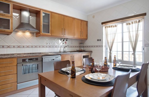 Ferrel House | Holiday Home 'A O - Ferrel House Casual' with Balcony and Wi-Fi