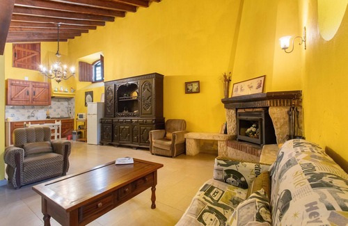 Alenquer House | Holiday Home 'Amarela' with Mountain View, Shared Pool and Wi-Fi