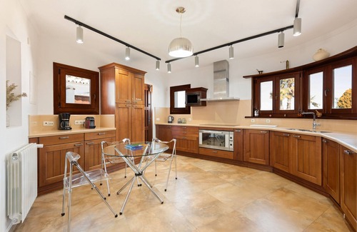 Antequera House | Holiday Home 'Antequera' with Mountain View, Wi-Fi and Air Conditioning