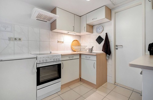 Klein Quassow House | Holiday Home 'Baumfuchs' with Lake View, Private Terrace and Wi-Fi