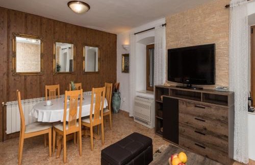 Hodilje House | Holiday Home By The Sea