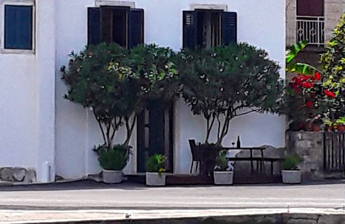 Hodilje House | Holiday Home By The Sea