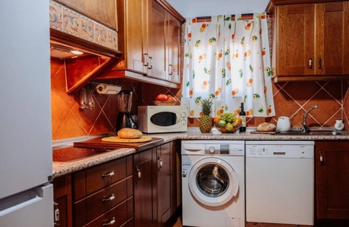 Los Navalucillos House | Holiday Home 'Casa Rural Los Enebros' with Private Pool, Wi-Fi and Air Conditioning