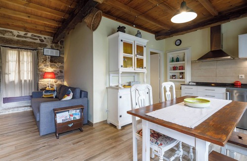 A Caniza House | Holiday Home 'C Vilamide' with Mountain View, Private Terrace and Wi-Fi