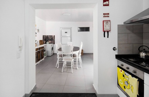 Porto Judeu House | Holiday Home 'Caminho Da Esperança' with Private Garden and Wi-Fi