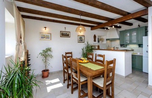 Orasac House | Holiday Home-Casa Anka - Three-Bedroom Holiday Home with Terrace and Sea View