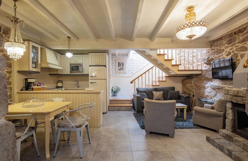 Corcubion House | Holiday Home 'Casa De Carmen' with Private Terrace, Wi-Fi and Air Conditioning