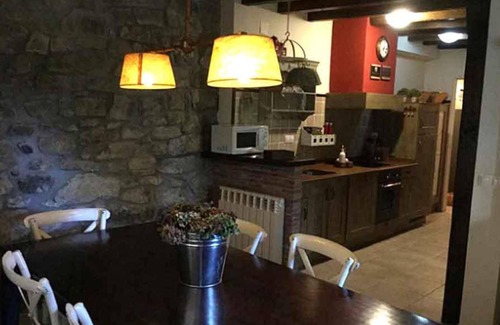 San Roman de Cameros House | Holiday Home 'Casa Del Tio Conejo' with Mountain View, Shared Pool and Wi-Fi