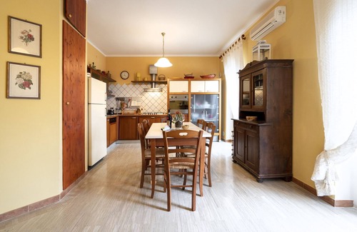 Cozze House | Holiday Home 'Casa Del Riccio' with Sea View, Wi-Fi and Air Conditioning