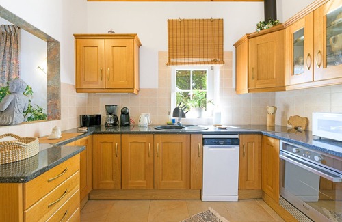 Baiona House | Holiday Home 'Casa Pavão - Selão Da Eira' with Sea View, Shared Pool and Wi-Fi