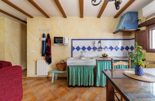 Laroya House | Holiday Home 'Casa Rural Padre Ramon' with Mountain View, Shared Pool and Wi-Fi