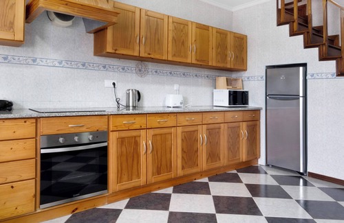 Povoacao House | Holiday Home 'Casa Xadrez' with Sea View, Wi-Fi and Air Conditioning