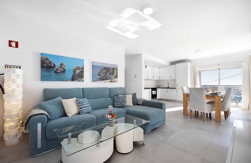 Burgau House | Holiday Home 'Casinha' with Sea View, Wi-Fi and Air Conditioning