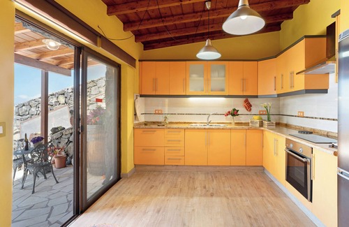 Los Quemados House | Holiday Home Casita Paraiso with Sea View, Terraces & Wi-Fi