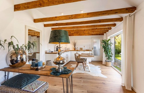 Ahlen House | Holiday Home 'Charmantes Haus Für Eine Auszeit' with Private Terrace, Private Garden and Wi-Fi