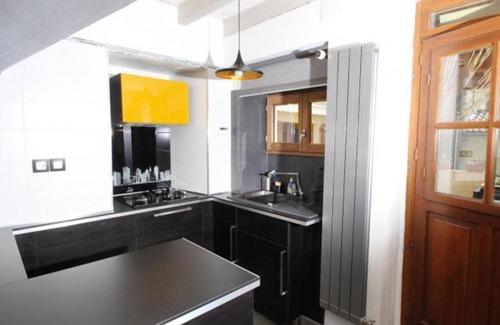 Montmiral House | Holiday Home 'Chez Nancy' with Mountain View, Private Pool and Wi-Fi