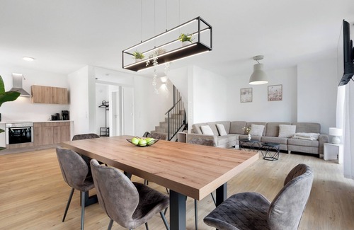 Lembruch House | Holiday Home 'Das Strandhaus' with Private Terrace, Private Garden and Wi-Fi