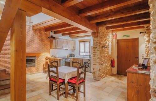 Coca House | Holiday Home 'El Señorio De Los Fonseca' with Private Terrace, Wi-Fi and Air Conditioning