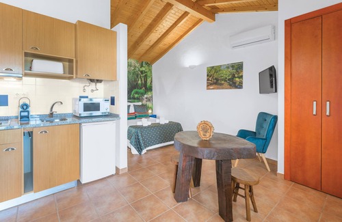 Sao Luis Apartment | Holiday Home 'Eva' with Mountain View, Wi-Fi and Air Conditioning