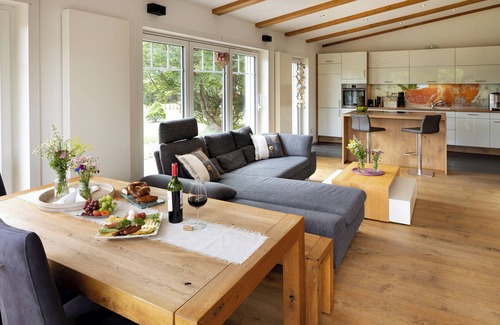 Usseln House | Holiday Home 'Ferienhaus Chalet Bergblick' with Mountain View, Private Terrace and Wi-Fi