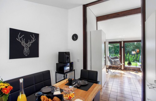 Feriendorf Hennesee House | Holiday Home 'Ferienhaus Sauerland Am Hennesee' with Lake View, Private Terrace and Wi-Fi