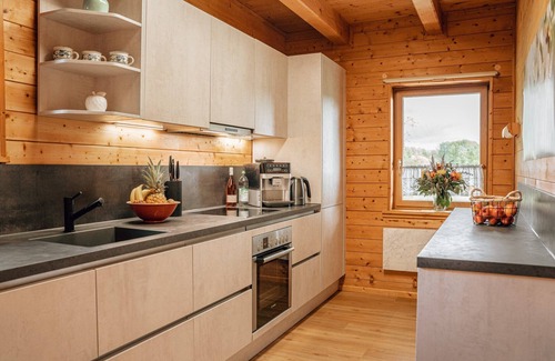 Christanz House | Holiday Home 'Ferienholzhaus Füßmann' with Mountain View, Private Terrace and Wi-Fi