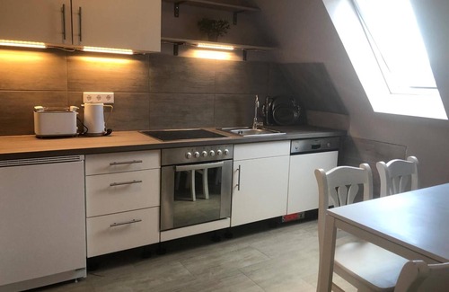 Juebek House | Holiday Home 'Geräumiges Haus Mit Viel Platz' with Private Terrace, Private Garden and Wi-Fi