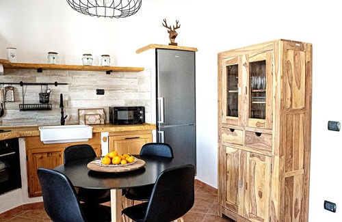 Alghero House | Holiday Home 'Giulia' with Shared Pool, Wi-Fi and Air Conditioning