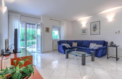 Topid House | Holiday Home Green by Interhome